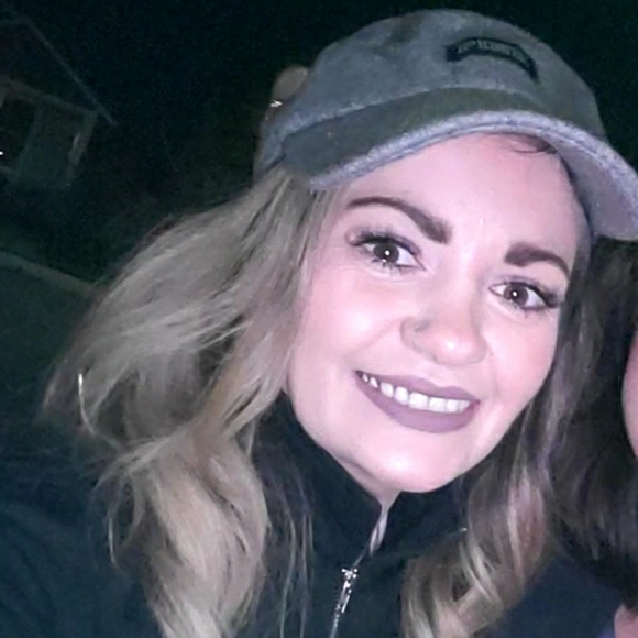 Meet your Posher, Becca - Picture 2 of 2